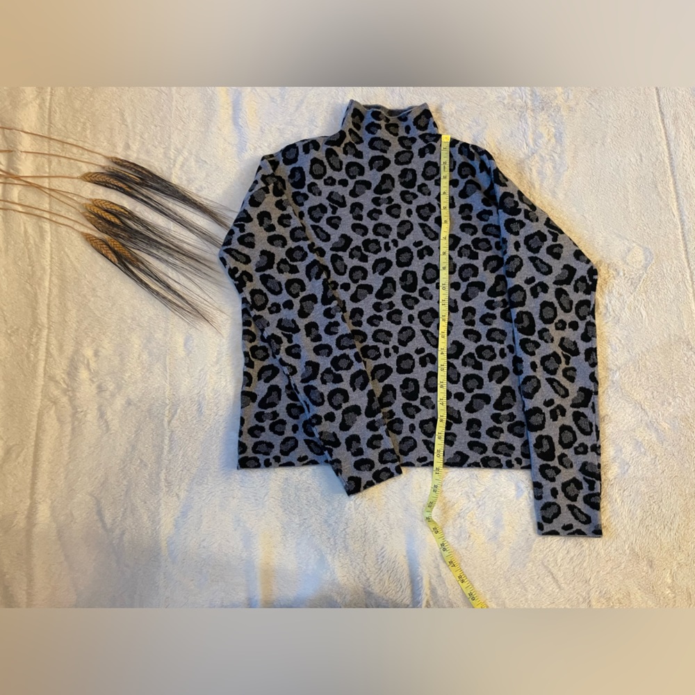 Women’s Tahari size S leopard print turtle neck - Picture 3 of 5